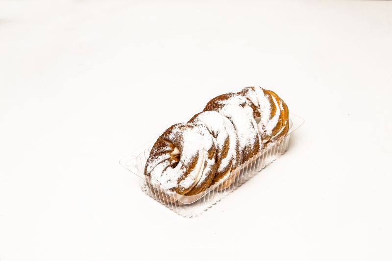 Krasita 4 pcs Pretzels with powdered sugar plate 10 pcs/case